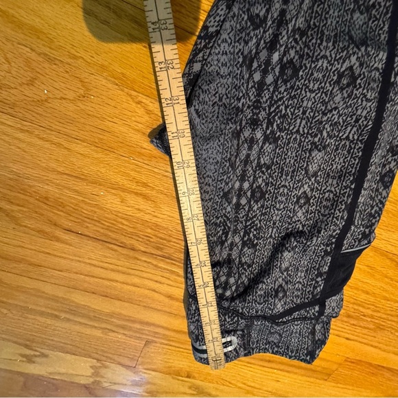 Athleta Black and Gray Patterned Activewear - Picture 6 of 7